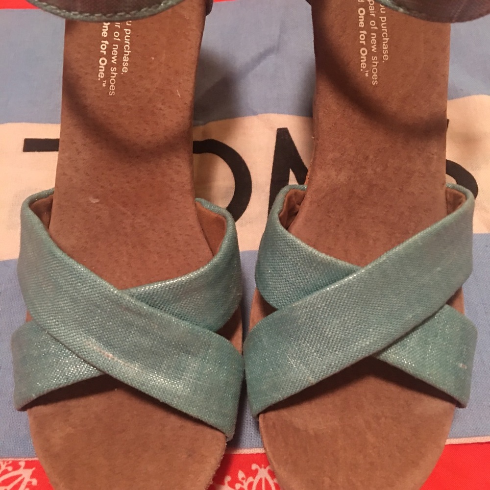 TOMS NWOT SZ 7 WEDGE SANDALS . FLAG INCLUDED . BOX NOT INCLUDED. - Picture 12 of 14